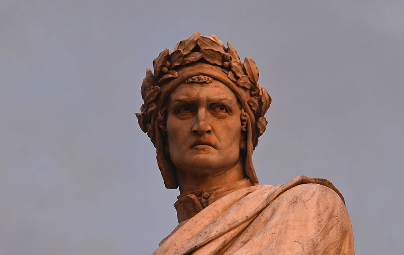 Detalle del monumento a Dante Alighieri en Florencia, Italia. (Foto: Clément Bardot)